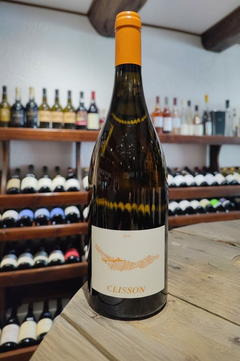 Photo de bouteille de vin blanc type Muscadet prise au téléphone avant traitement, éclairage imparfait et fond non uniforme